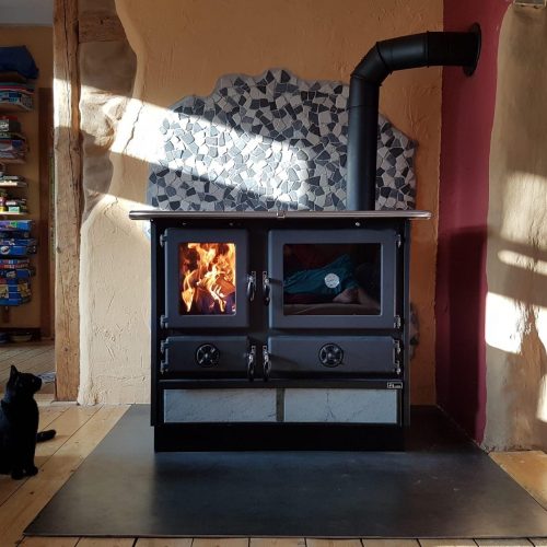 Ein erfolgreich von Ofenhfen-Müller installierter Kaminofen, der Wärme und Gemütlichkeit in das Zuhause des Kunden bringt.